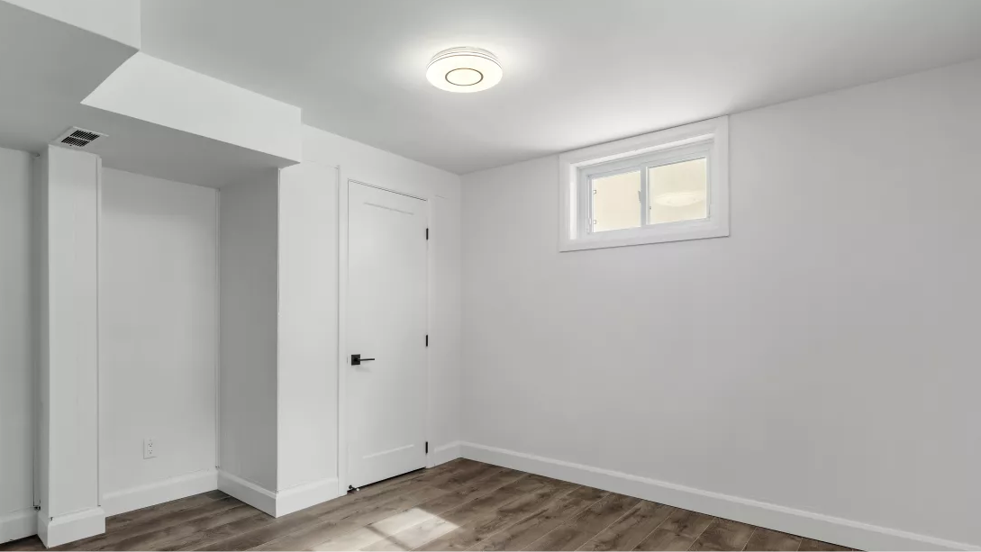 Basement window replacement in Châteauguay based on room use, opening size and exterior conditions